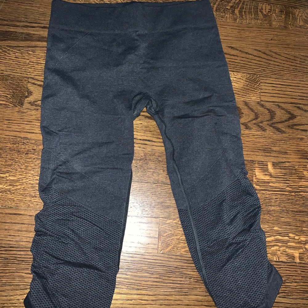 Size 12 girls IVIVVA crop leggings!